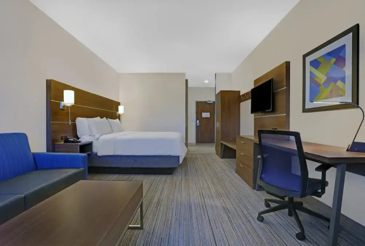 Holiday Inn Express & Suites Lenexa Overland Park Area