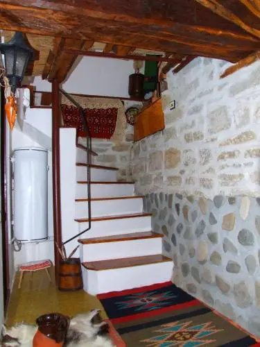 Proinovska House