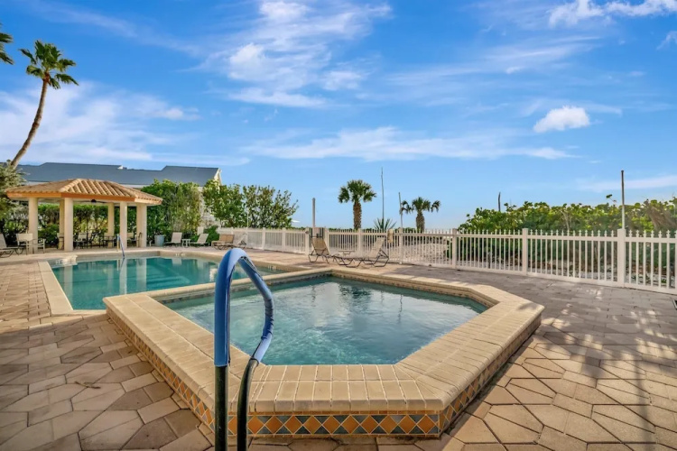 Oceanview 3B Condo w Beach Access Heated Pool