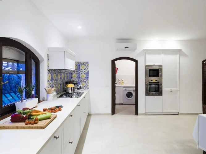 6 Bedrooms Villa