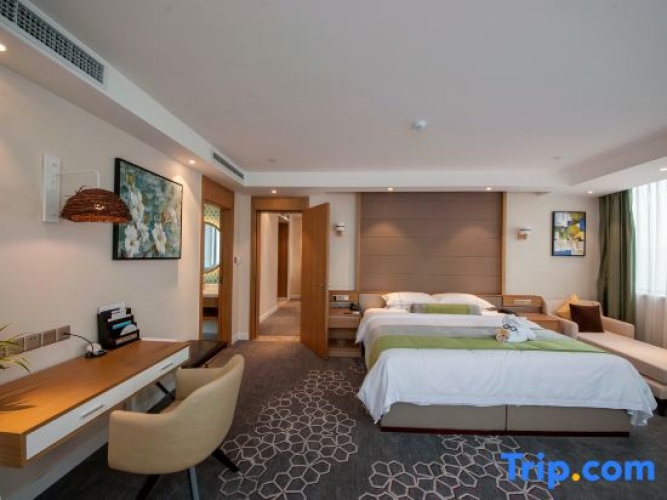 Deluxe Suite with lake view
