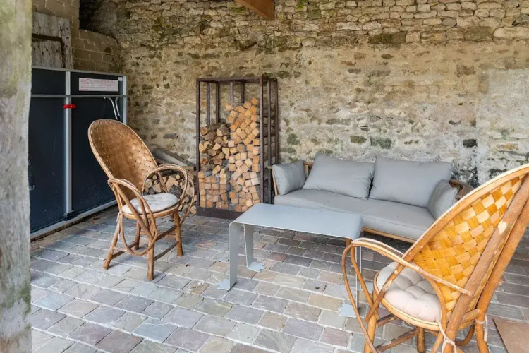 Charming Holiday Home in Yevre-la-Ville with Pool