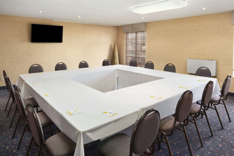 Days Inn by Wyndham Brantford photo 11