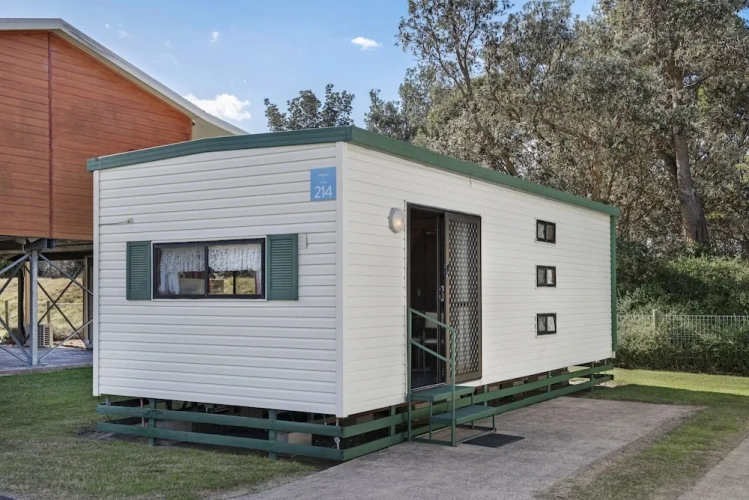 1 Bedroom Economy room with balcony