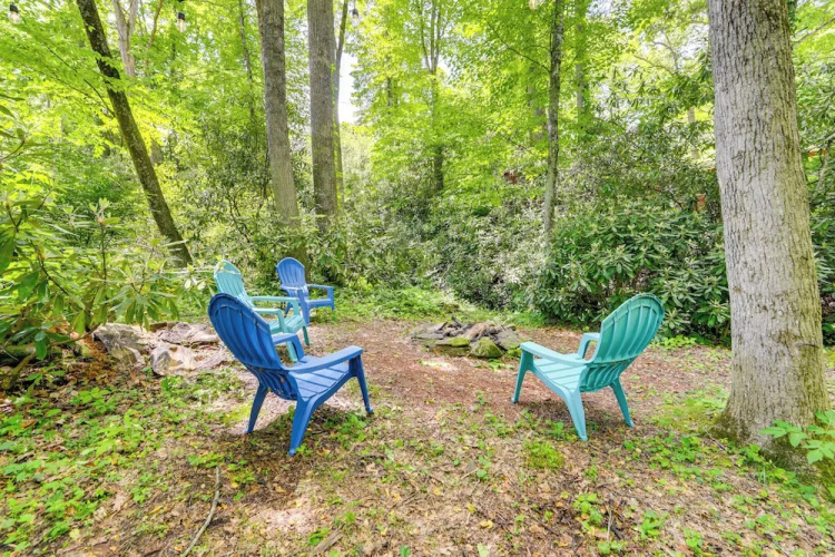 Pet-friendly Creekside Cabin w/ Pool Access!