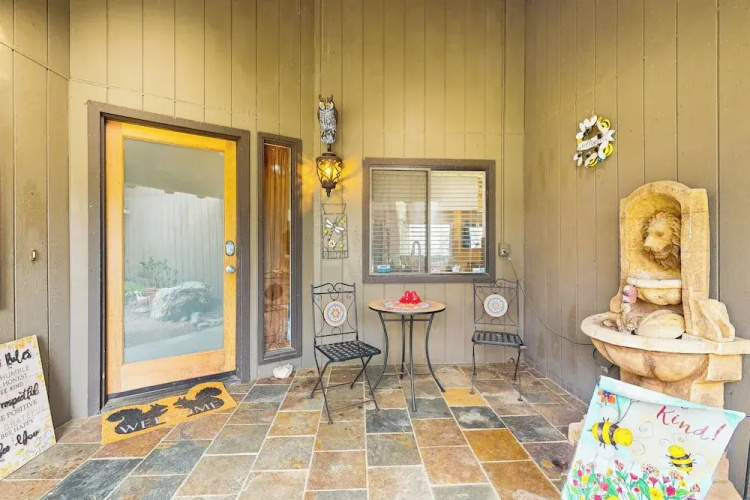 3BR Secluded & Well-stocked Riverside Home w/ AC