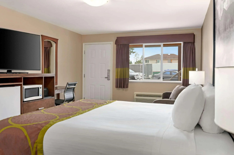 Super 8 by Wyndham Courtenay