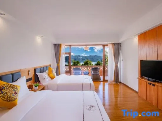 Standard Twin room with lake view