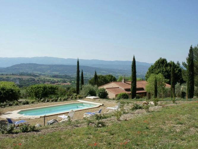Lovely Holiday Home in Saint-saturnin-lès-apt With Pool