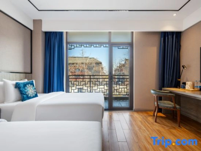 Standard Twin room with balcony and with city view