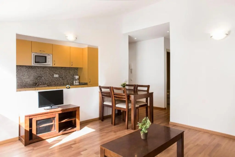 3 Bedrooms Apartment