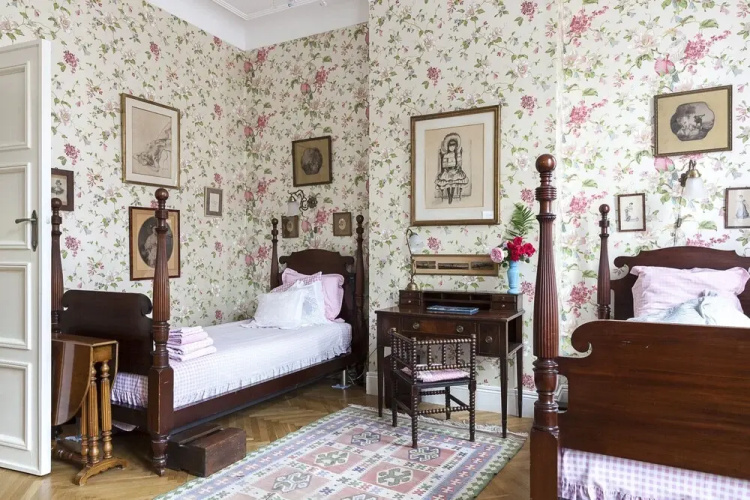 Large Twin Room Street View Shared Bathroom