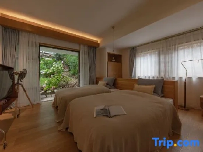 Standard Twin room with lake view