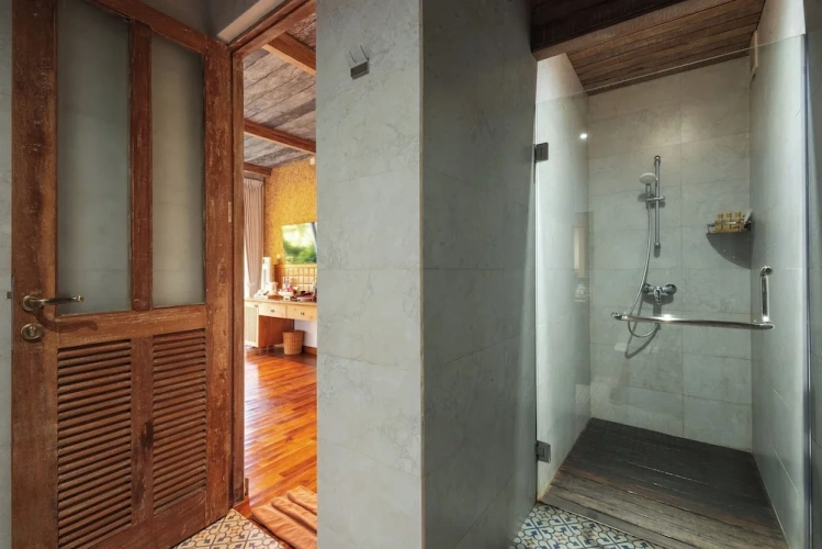 Standard room with balcony and with land view