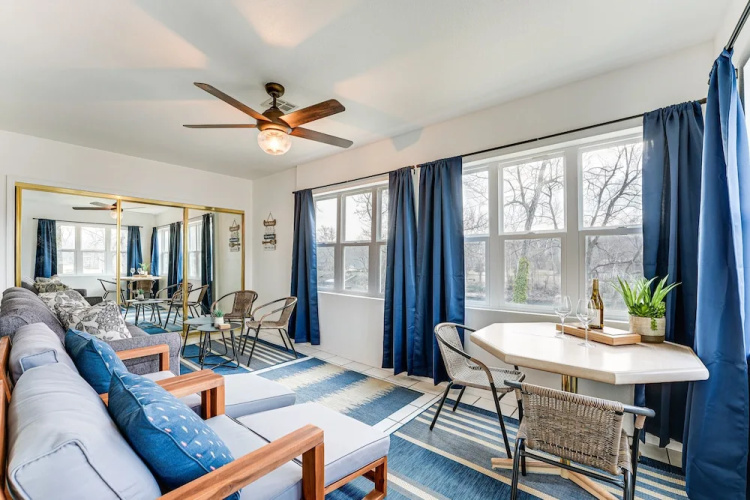 Sunroom, Fireplace: Lakefront Branson Condo