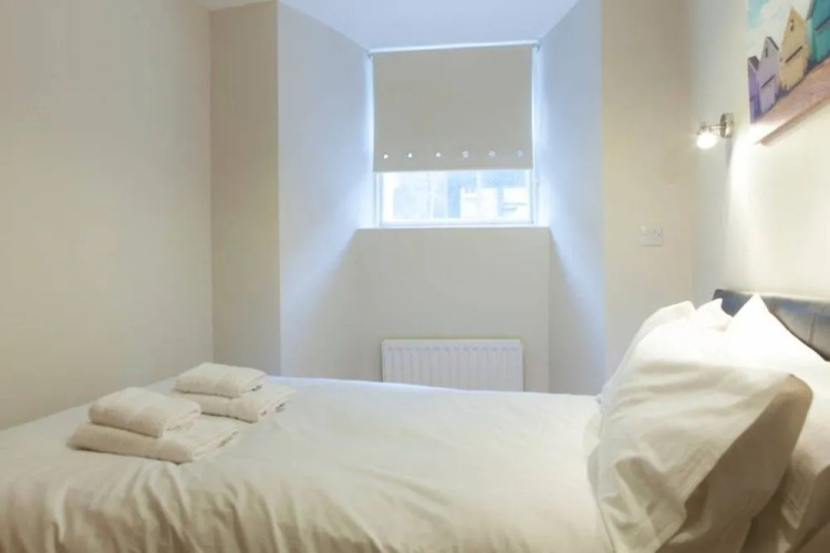 2 Bedroom Flat In West End