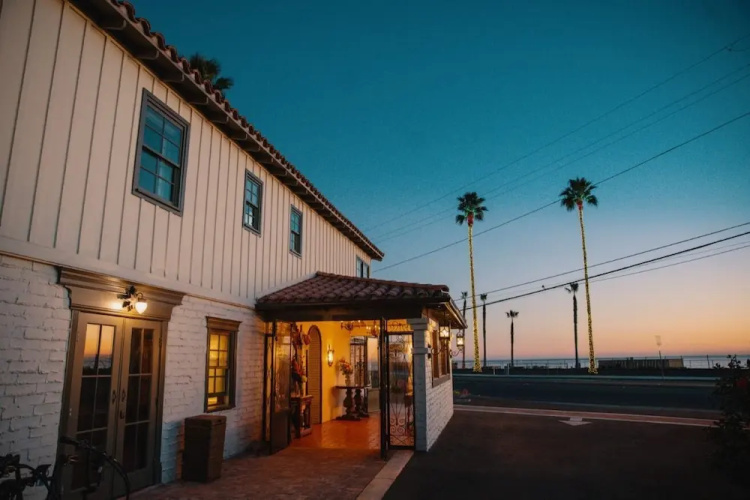 El Caminante Bar & Bungalows - San Clemente, CA