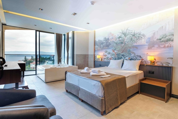 Deluxe Double room with balcony and with lake view