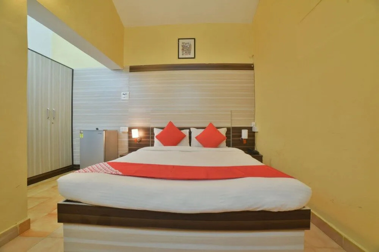 Oyo 30128 Reddys Hotel