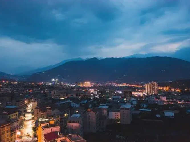 Huayu Light Luxury Hotel