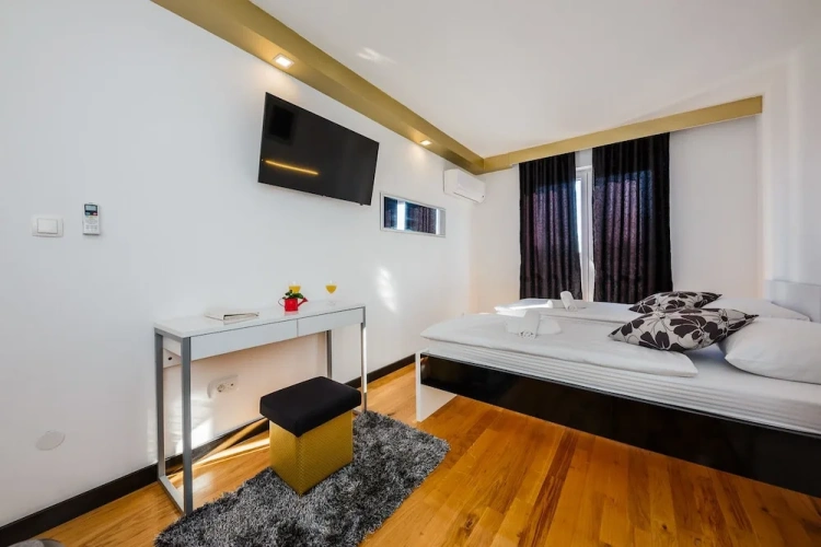 1 Bedroom Standard Double room with partial sea view