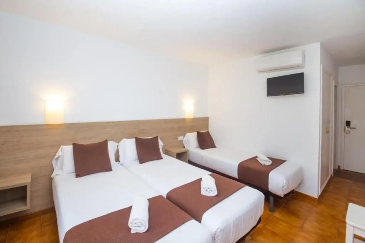 Standard Triple room