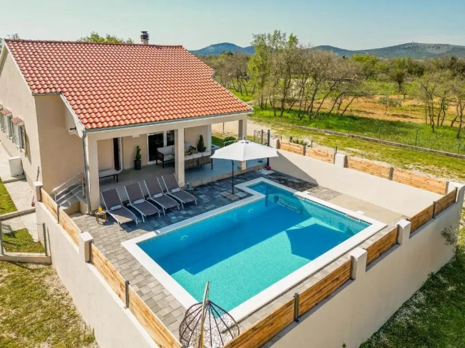 3 Bedrooms Villa