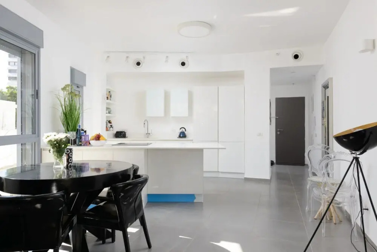 Spacious Modern Apt 1 Step To Beach
