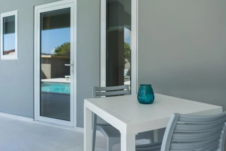 Hideout Suites - steps from Eagle Beach