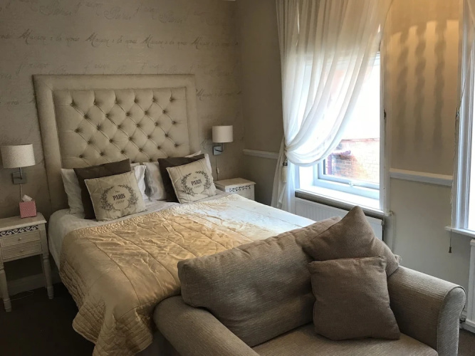 Hollies Guest House