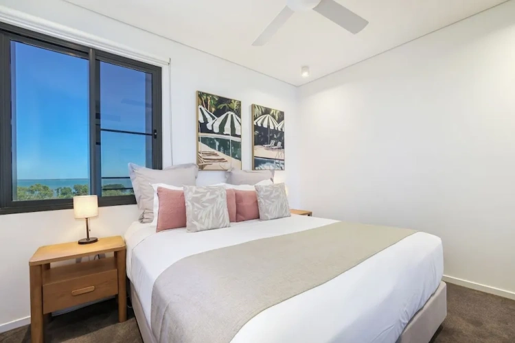 2 Bedrooms Executive Apartment with balcony and with bay view