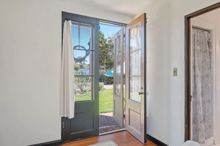 Garden Cottage - Miramar Beach With Shared Deck