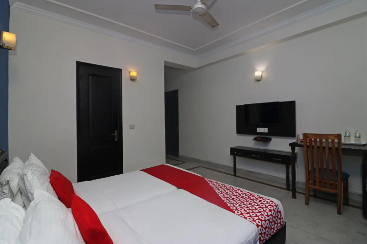 Golden Cafe by OYO Rooms