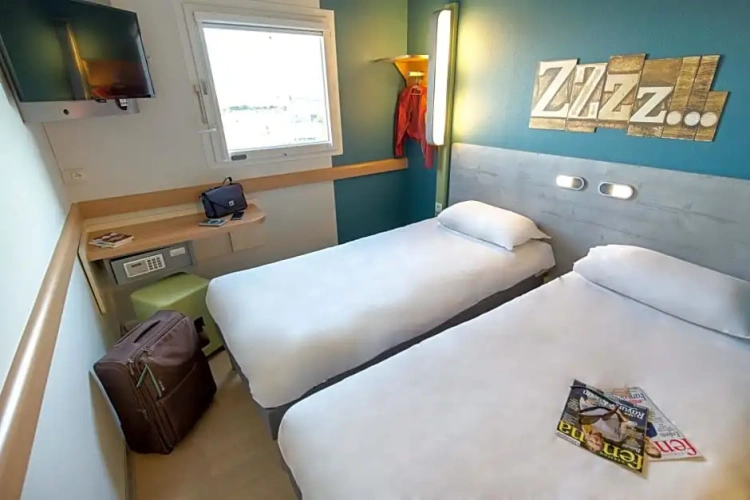 Standard Triple room with view