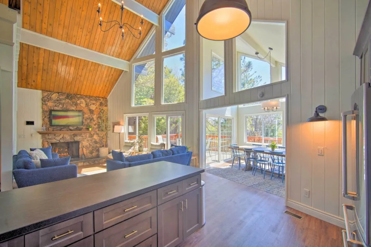 Stunning Lake Arrowhead Home: Decks & Hot Tub