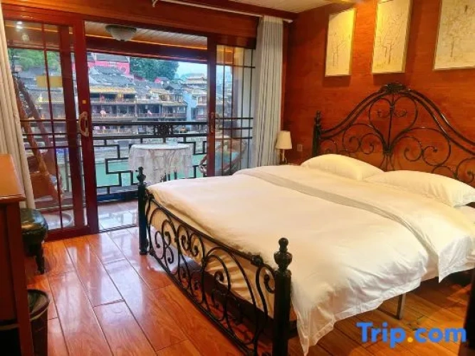 2 Bedrooms Suite with balcony and with river view