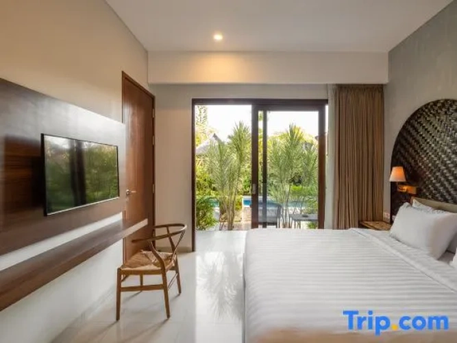 Superior room with pool view