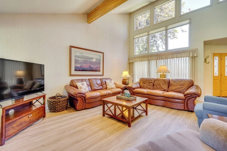 4 Bedrooms Apartment with balcony