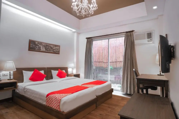 OYO 579 Anisabel Suites