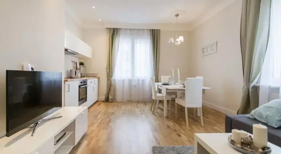 INApartments Peacock