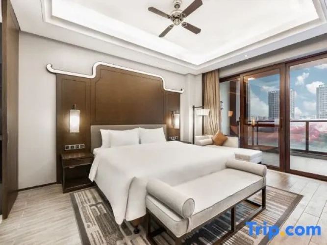 Deluxe Suite with lake view