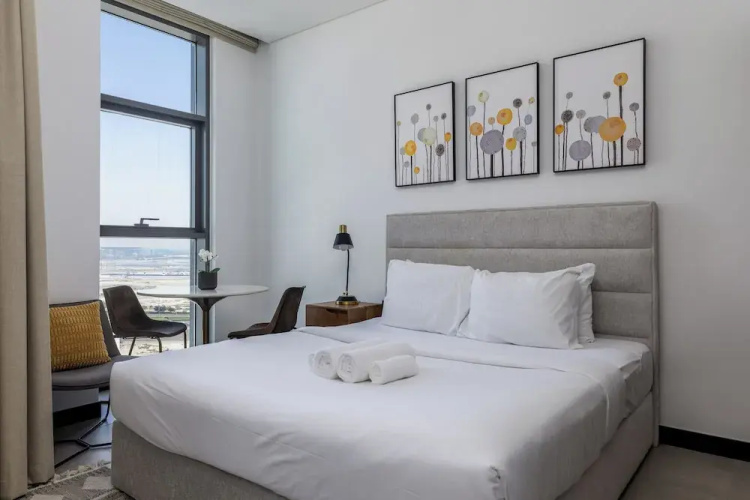 Waves - Stylish 13th-Floor Studio with Top-Notch Amenities