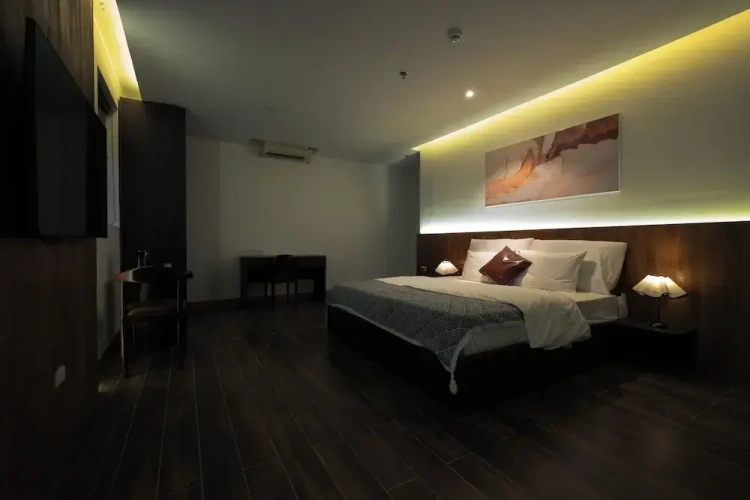 Deluxe Double Suite with city view