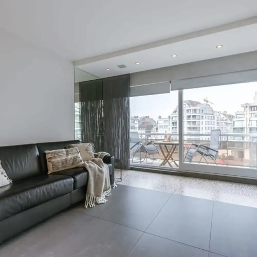 Modern Apartment in Centre With Parking