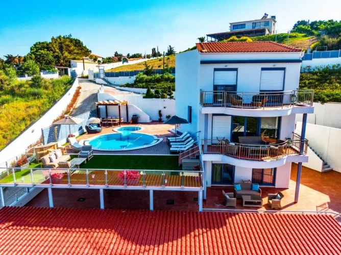 5 Bedrooms Villa