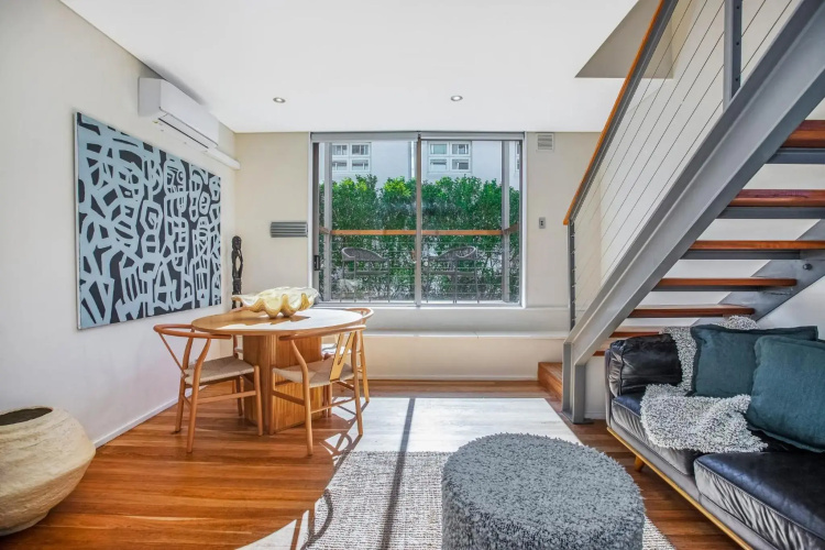 Sun-filled Loft With Balcony 1 street from Beach