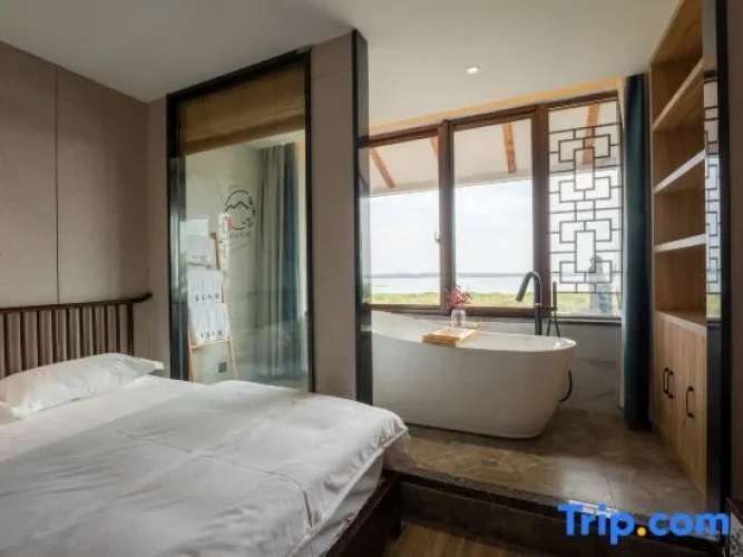 Deluxe Family room with lake view