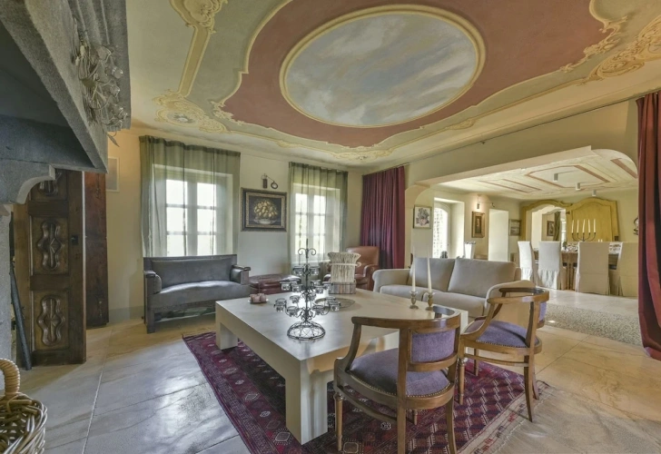 6 Bedrooms Luxury Villa