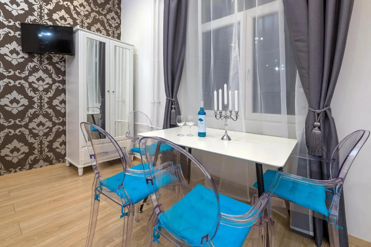 PARKING, AC, 2 Bedroom design flat in the center