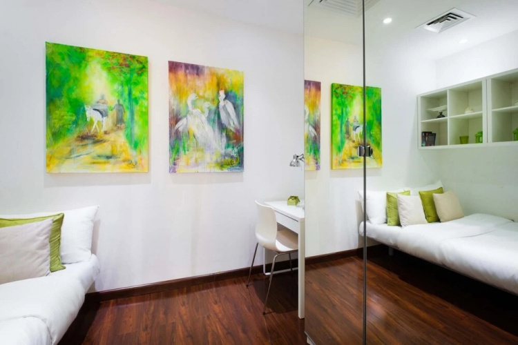 Bright Beachfront Apt w Wow Factor on The Palm